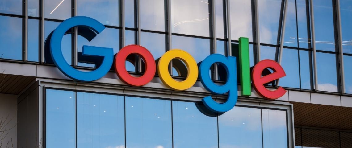 Google en combat contre le fossé numérique en Afrique avec Alphabet X Logo Google en grosse lettres sur un bâtiment en verre