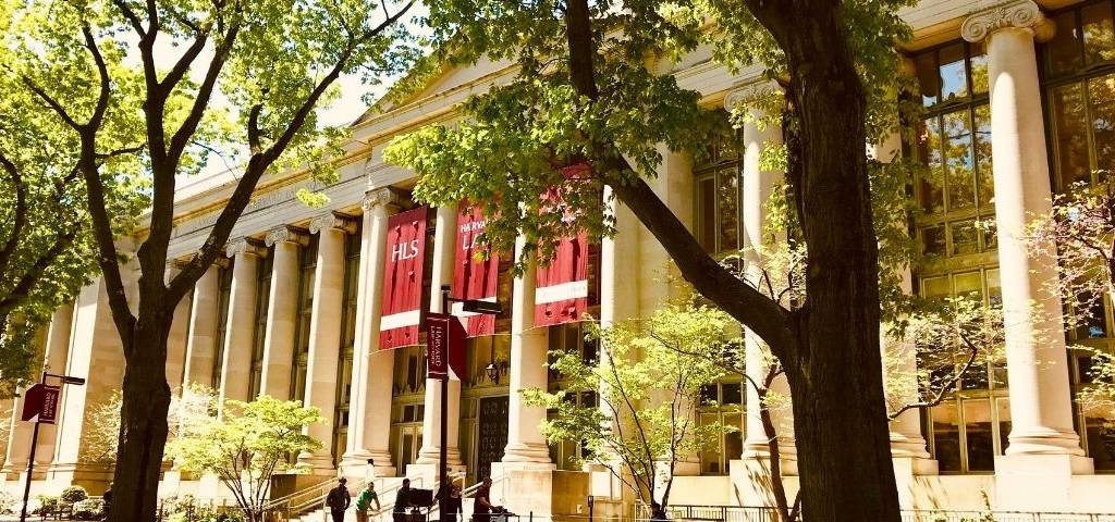 Le fonds de dotation de Harvard retire ses investissements en énergies fossiles