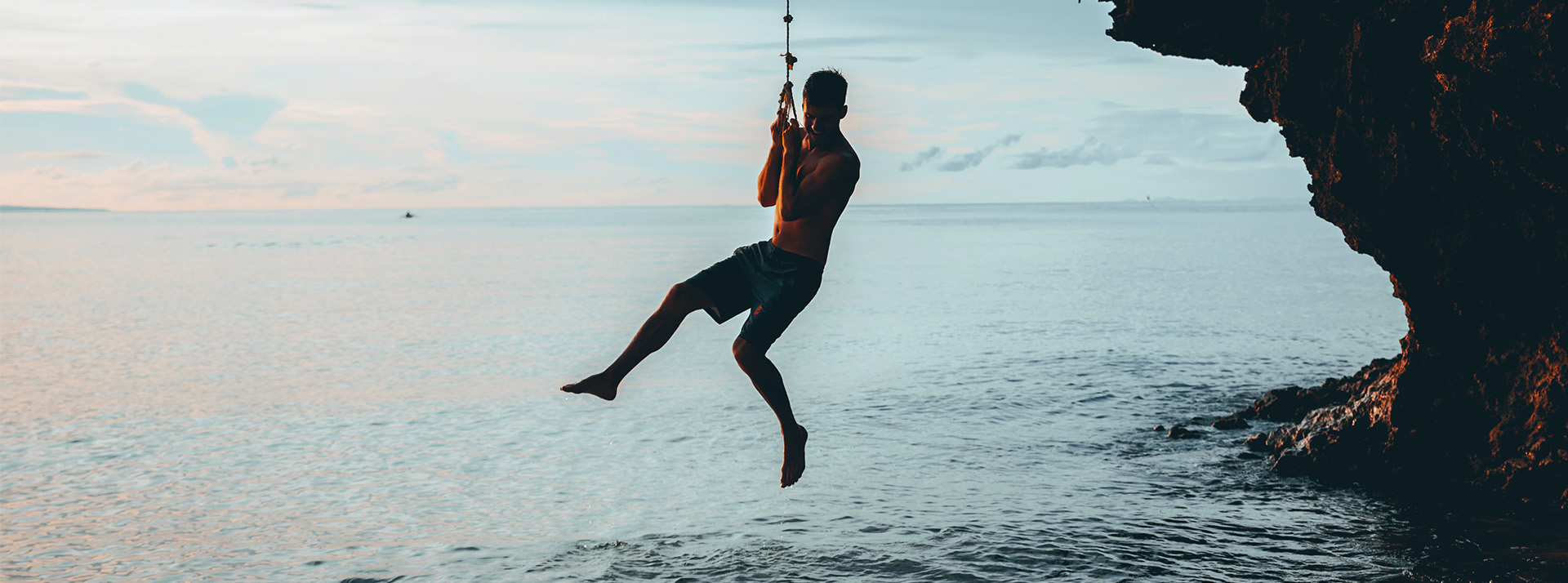 Decathlon lance Decathlon Travel : des aventures sportives outdoor responsables Se balancer au dessus de la mer