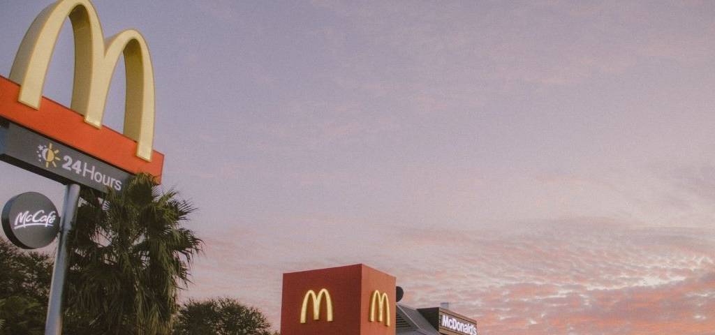 Pancarte McDonald's sur fond de ciel rosé