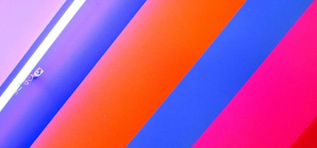 Sur-segmenter ses campagnes social Ads ou l’erreur à ne pas commettre Des bandes multicolores