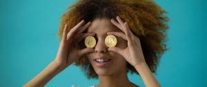 Une femme avec des bitcoins dans la main