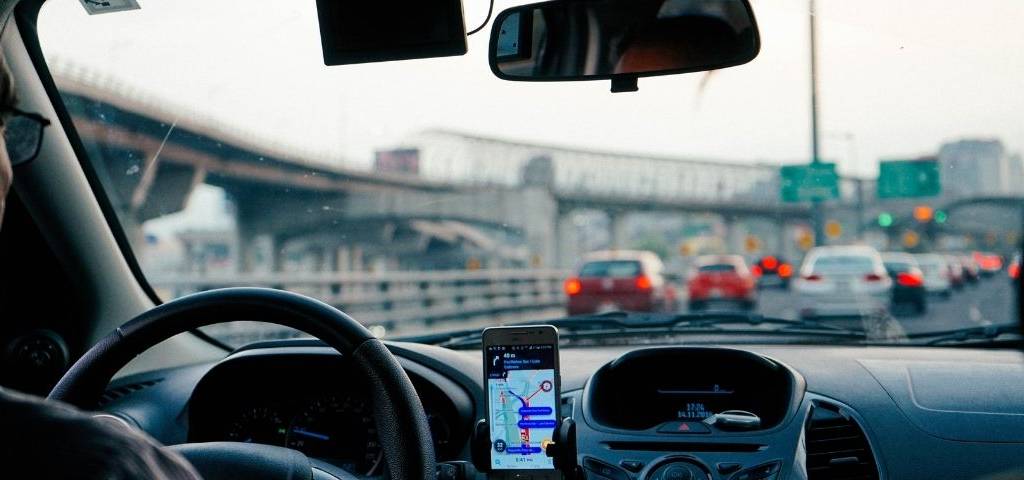 Un homme dans sa voiture
