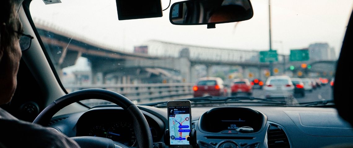 EasyPark déploie sa solution « Paking Data as a service » pour faciliter le stationnement dans les villes Un homme dans sa voiture