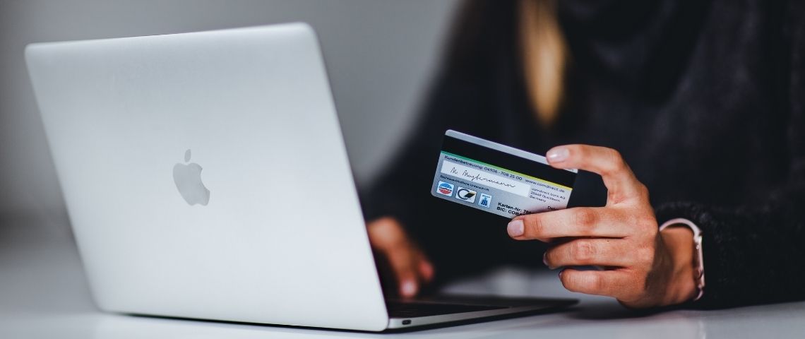 L’impact du commerce digital sur l’industrie des services financiers Une personne qui utilise sa CB