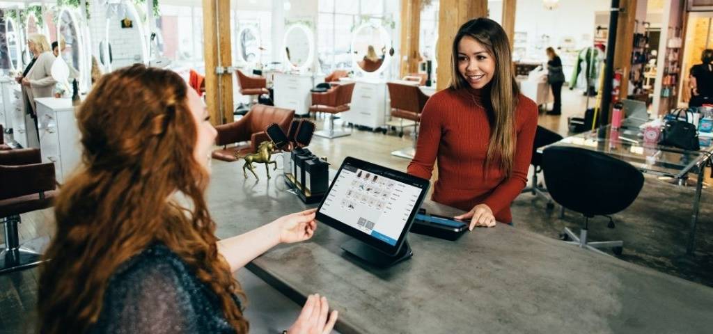 Comment utiliser la customer advocacy pour capter de nouveaux clients ?  Une cliente face à une vendeuse