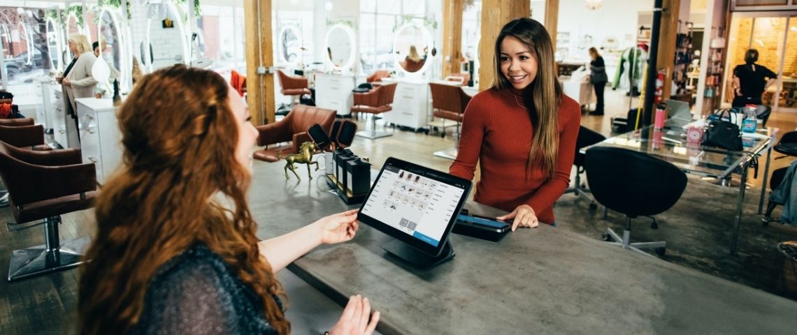 Comment utiliser la customer advocacy pour capter de nouveaux clients ? Une cliente face à une vendeuse