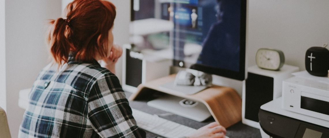 L’impact de l’IA sur la prospection en BtoB Une femme devant son ordi