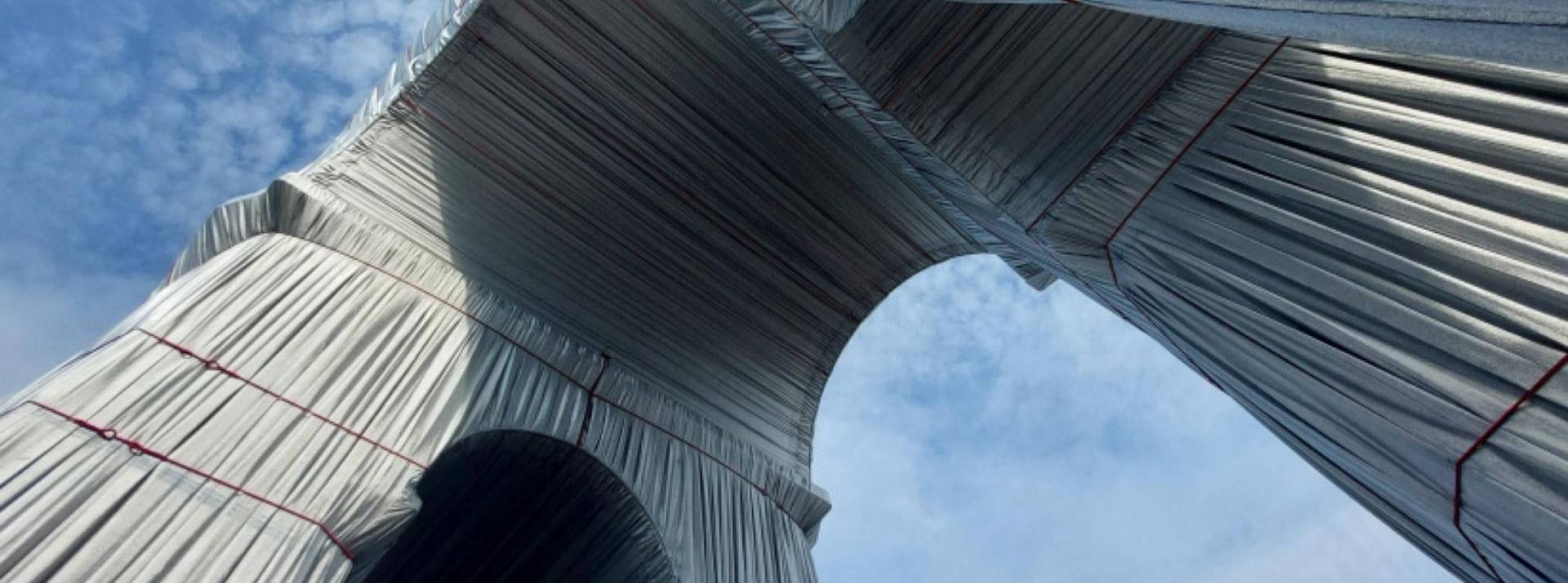 Ces derniers jours est apparu sur les réseaux sociaux un nouvel hashtag « Unwrapping » qui a pour ambition de donner une seconde vie au tissu qui empacte actuellement l’Arc de Triomphe. Arc de triomphe empaqueté
