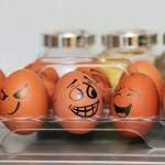Oeufs avec des émotions dessinées sur les coquilles
