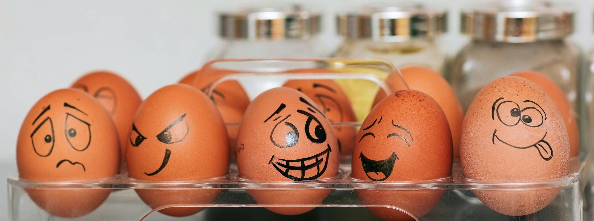 L'émotion atout clé des nouvelles strategies de contenus- Decryptage agence Babel - Thomas Barret Oeufs avec des émotions dessinées sur les coquilles