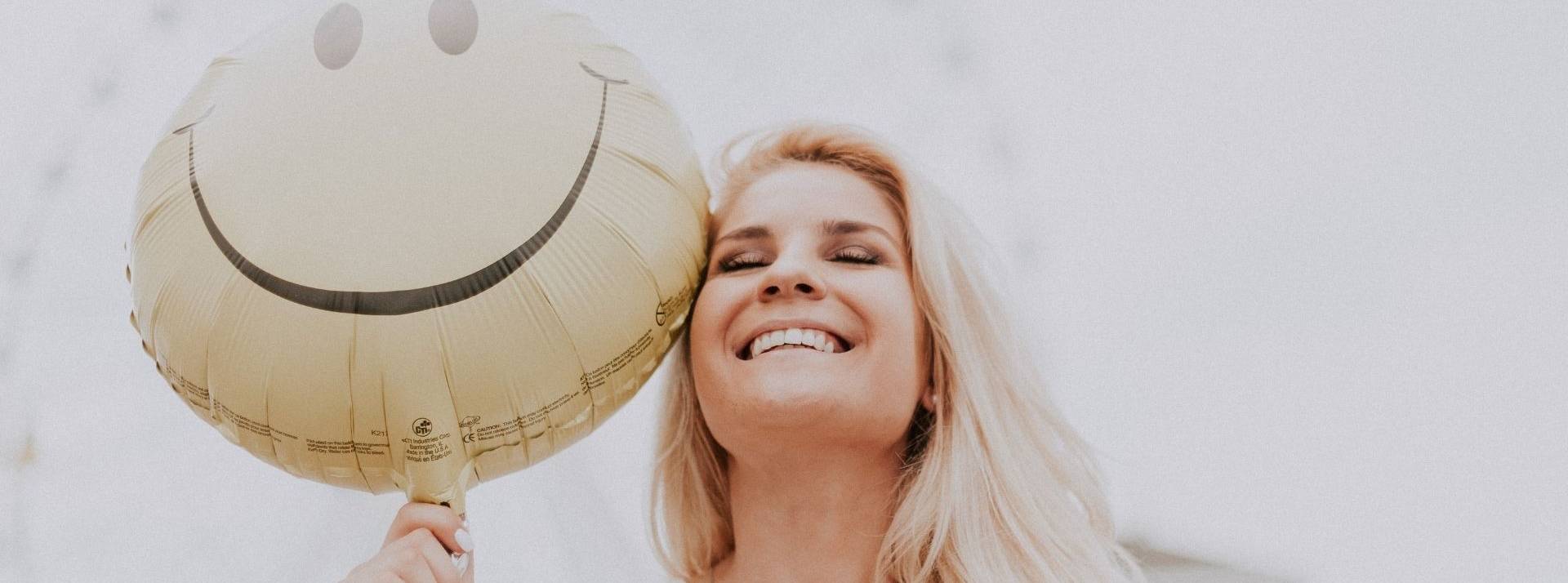 Avec son manifeste Woo, elle entend lancer un véritable mouvement et résonner auprès des différents acteurs du digital Femme sourian avec un ballon en forme de smiley