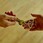 Deux mains avec un porte clé Airbnb