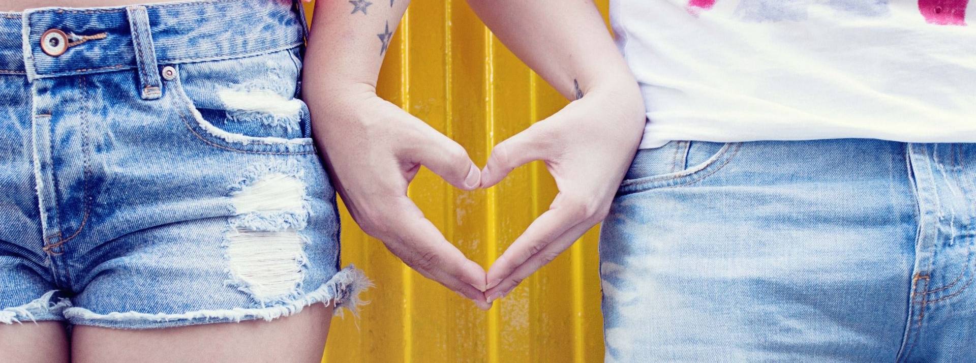 Badoo souligne une nouvelle fois son engagement en faveur d’une application de rencontre plus sécurisée Couple formant un coeur avec leurs deux mains