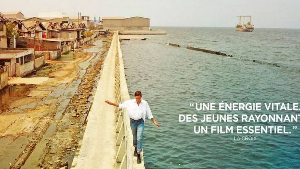 fille-plage-marche-muret
