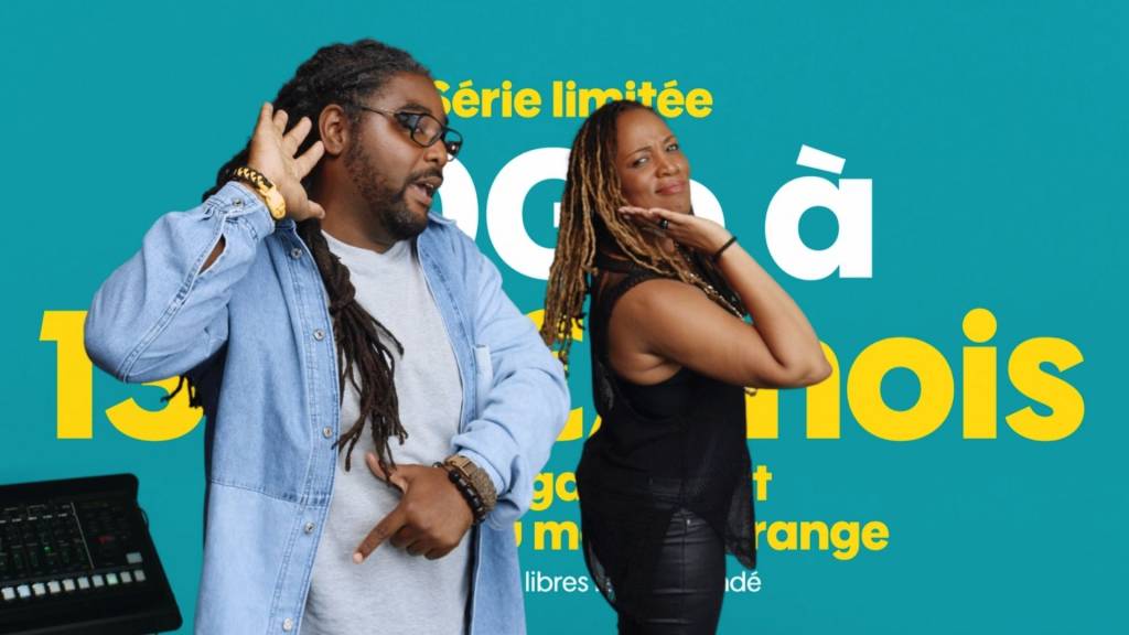 un homme et une femme tendant l'oreille