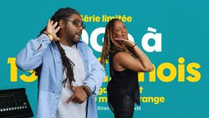 un homme et une femme tendant l'oreille