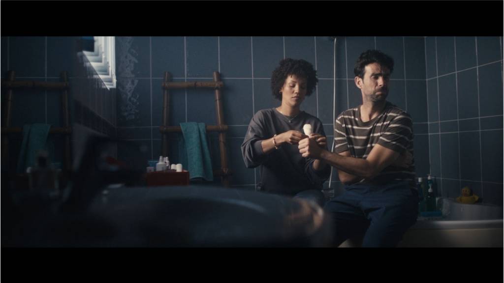 Femme faisant un pansement à un homme