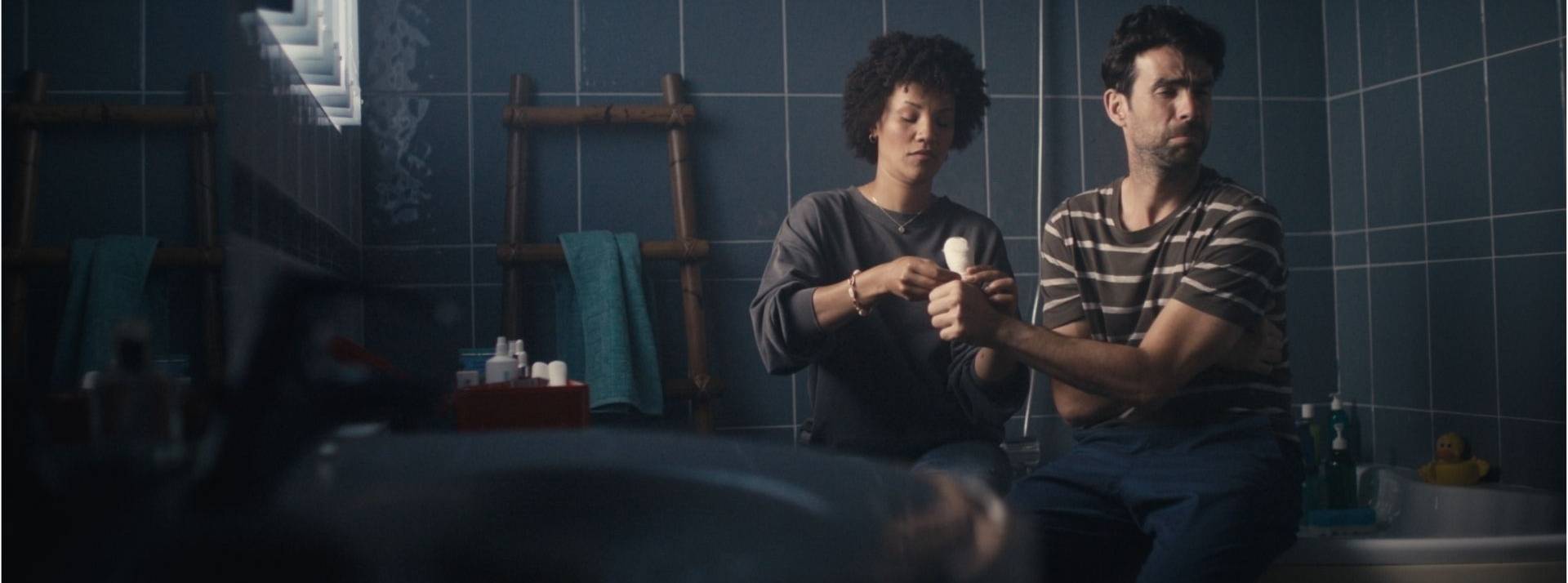 Le leader européen du bricolage reprend la parole avec notamment 3 nouveaux films, toujours imaginés par l’agence Marcel. Femme faisant un pansement à un homme