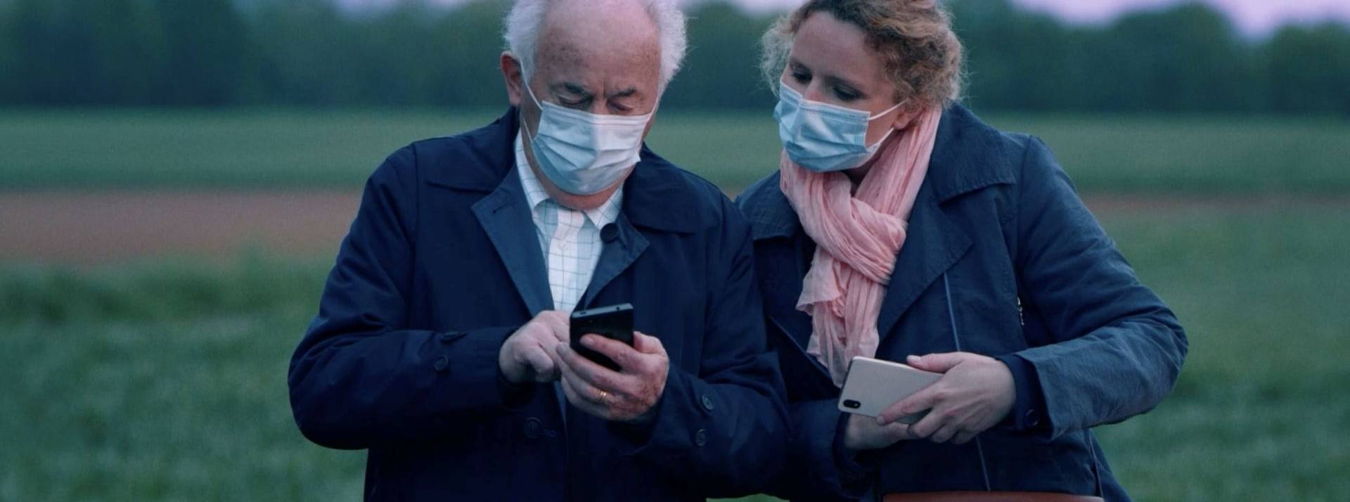 Ministère chargé de l'Autonomie auprès du Ministère des Solidarités et de la Santé lancent une campagne pour le recrutement de 350 000 personnes dans les métiers du grand âge. Personne âgée avec un smartphone accompagnée d'une femme