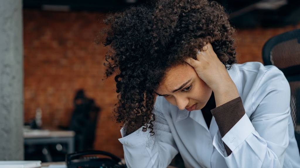Femme se prenant la tête dans ses mains