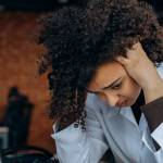 Femme se prenant la tête dans ses mains
