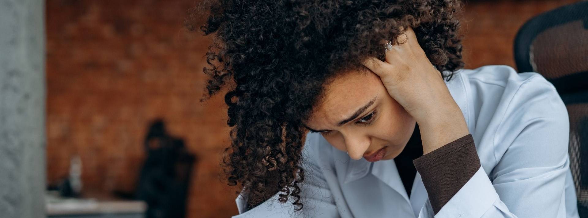 La start-up bordelaise Cuidam lance sa plateforme de recueil d’alertes harcèlement dès septembre 2021. Femme se prenant la tête dans ses mains