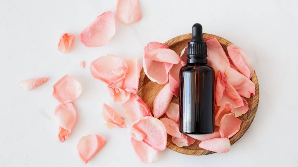 fiole et pétale de rose