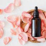fiole et pétale de rose