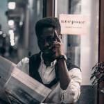 Homme lisant un journal dans un bar