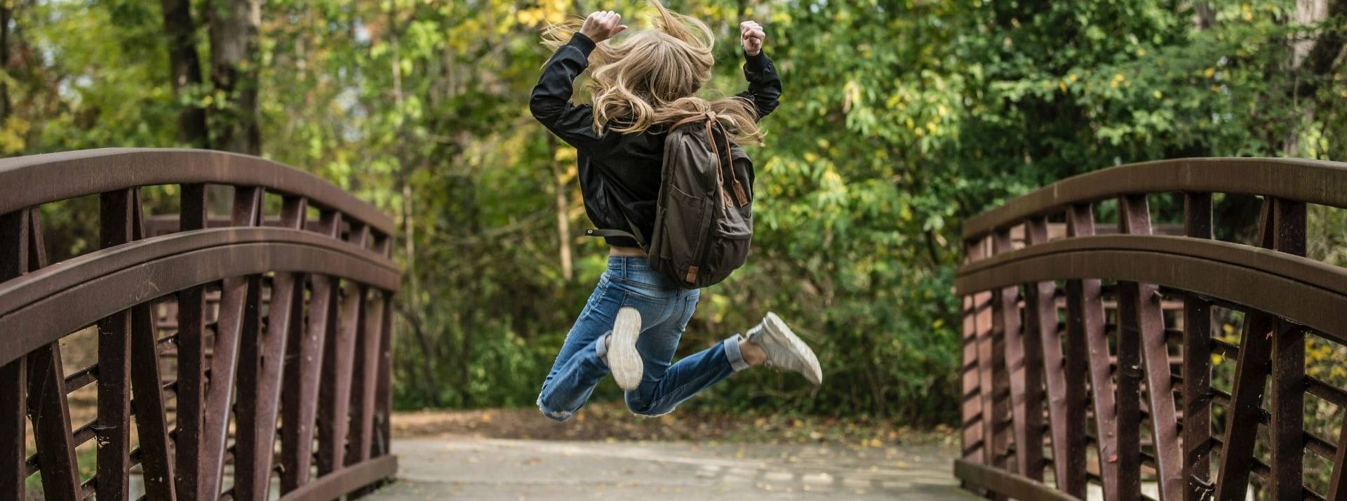 Greenweez lance son offre de prix engagés pour soutenir le pouvoir d'achat des Français Jeune fille de dos sautantde joie