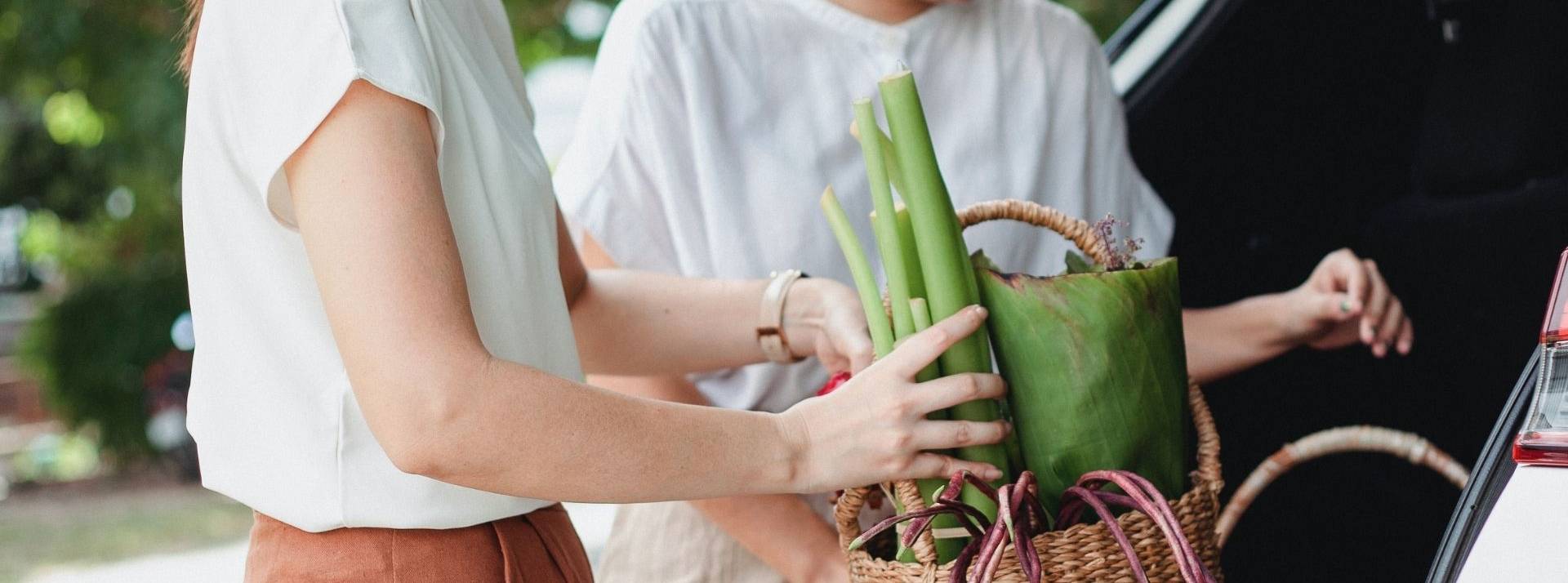 Des produits locaux au plus près de son domicile grâce à la livraison participative de la plateforme Grinoloco 2 personnes chargeant des paniers de légumes dans un coffre de voiture