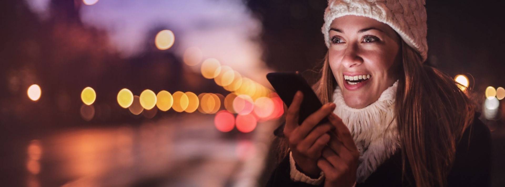 Les nouvelles fonctionnalités happn voice seront lancées progressivement dans l’application à partir d’aujourd’hui, d’abord en France et en Argentine puis partout dans le monde. Jeune femme en mode haut parleur sur son smartphone