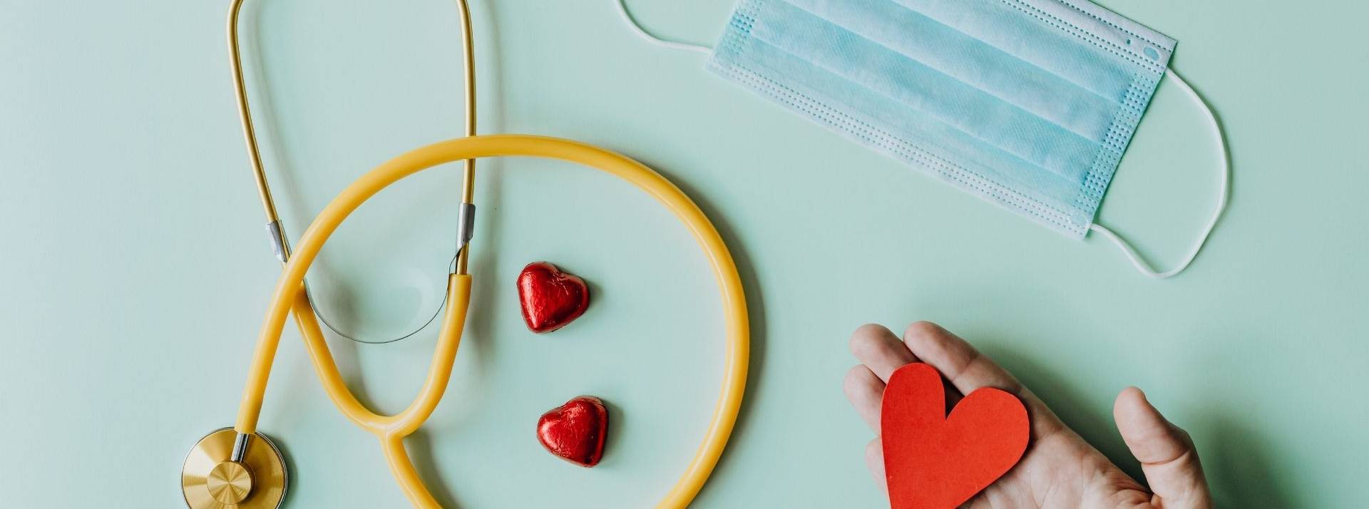 Hublo lève 22 millions d’euros pour devenir le leader de la gestion RH des établissements de santé en Europe. Stétoscope et masque