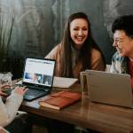 Femmes, ordinateur,souriantes