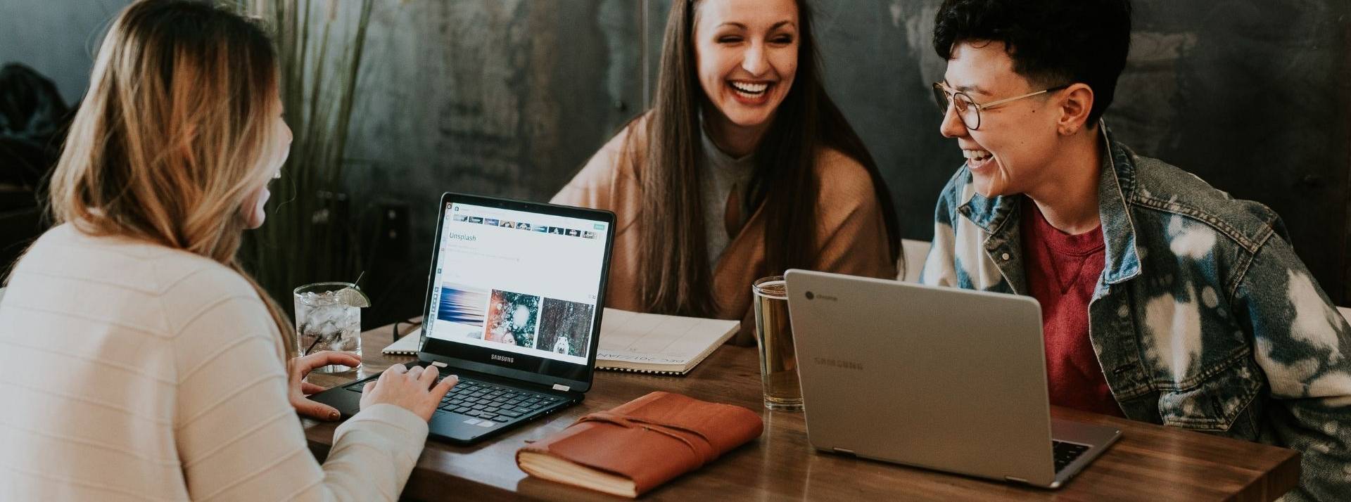 Le groupe Mediabrands, ses agences médias UM et Initiative annoncent aujourd'hui avoir rejoint la communauté des entreprises certifiées Great Place To Work® 2021 Femmes, ordinateur,souriantes