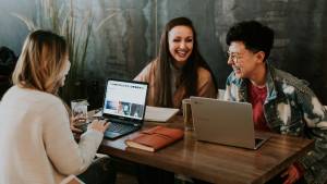 Femmes, ordinateur,souriantes