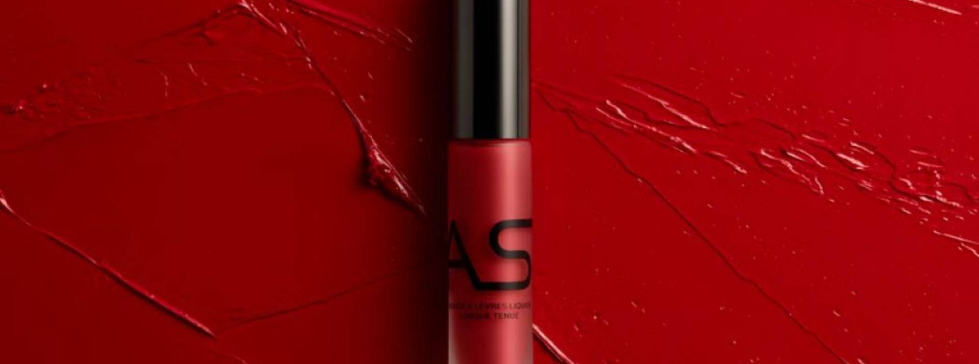 Global Bioenergies a lancé en juin 2021 sa marque propriétaire de maquillage longue durée, dénommée « LAST ». Tube de rouge à lèvres