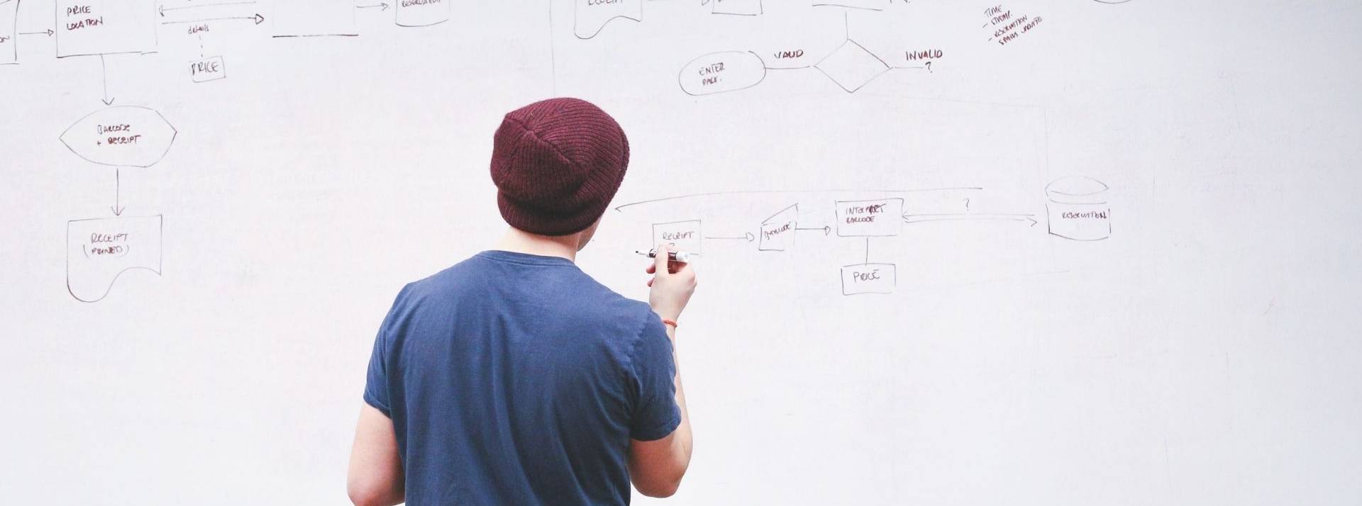La startup spécialiste des RH Factorial a clôturé un tour de financement de série B de 80 millions de dollars pour la troisième fois de son histoire, depuis ses débuts en 2016 Homme de dos devant un tableau d'école