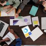 Bureau travail avec des oridnateurs et des feuilles