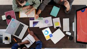Bureau travail avec des oridnateurs et des feuilles
