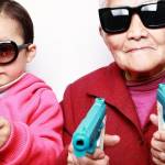 Une enfant joue avec sa grand-mère