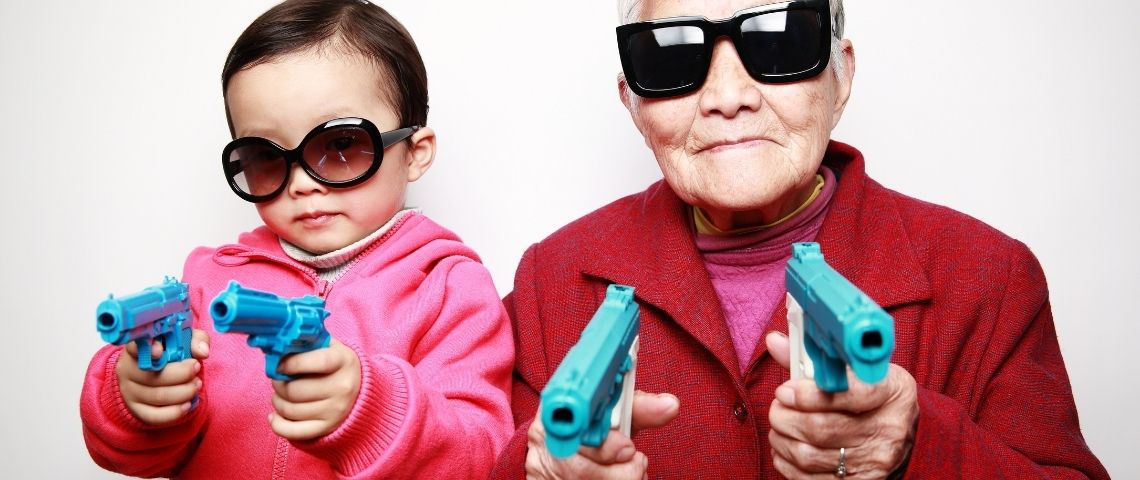 Transmutation du marché du luxe en Chine : quelles tendances vont redessiner l’offre de demain ? Une enfant joue avec sa grand-mère