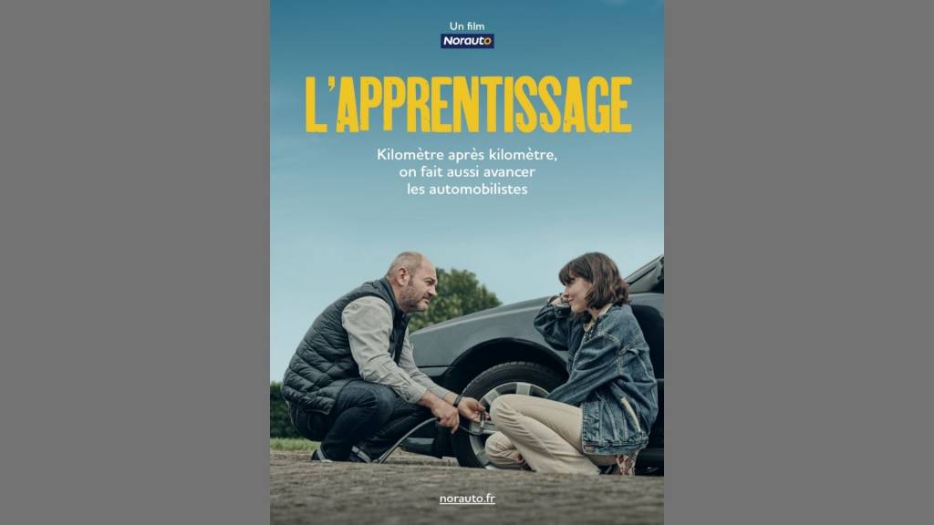 Un papa et sa fille devant une voiture