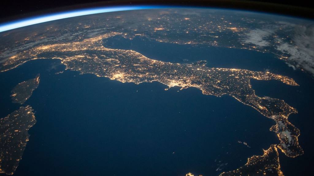 Plante vue du ciel montrant les villes éclairées