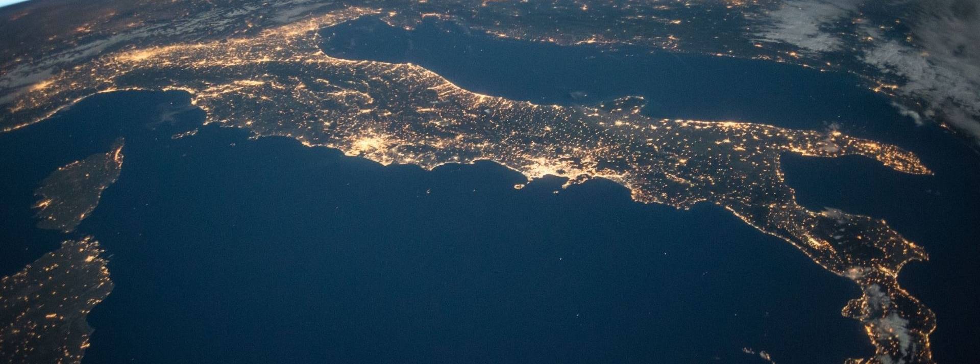 Pour sauvegarder la biodiversité, la région Occitanie, en partenariat avec la Dreal, a décidé de s’engager pour la combattre. Plante vue du ciel montrant les villes éclairées