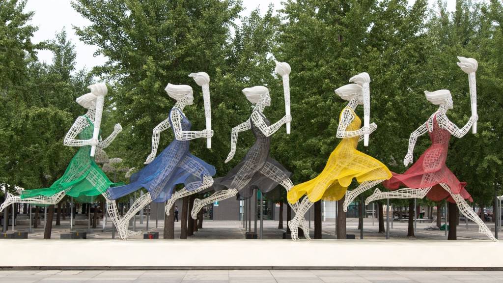 Femmes courant avec la flamme olympique