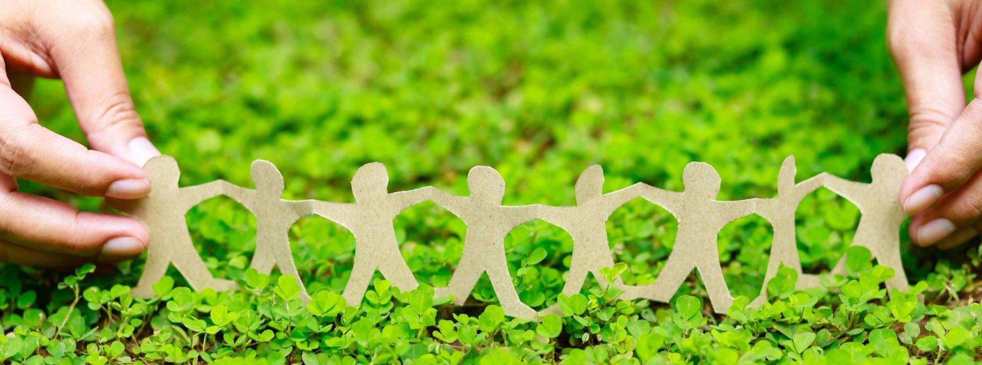 PepsiCo présente pep+, sa stratégie globale de transformation responsable avec pour ambition de générer de la valeur sur le long terme Chaine humaine en papier sur un lit de verdure