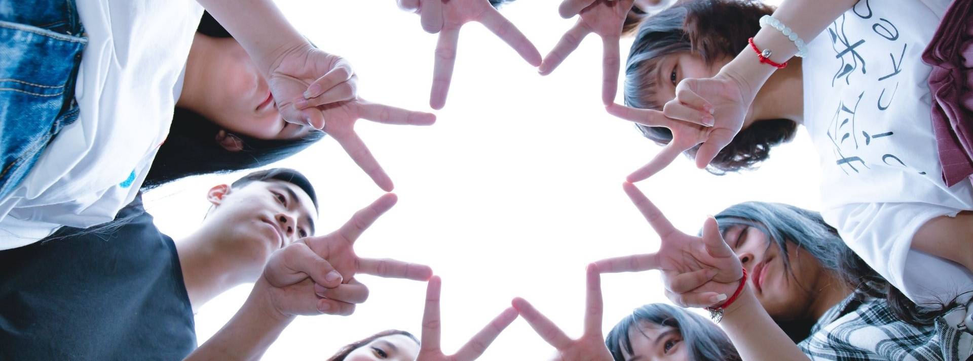 Phenix Groupe et Topito signent un rapprochement de leurs structures respectives via une prise de participation majoritaire de Phenix au sein du capital de Topito Groupe de personnes formant une étoile à l'aide de leurs mains