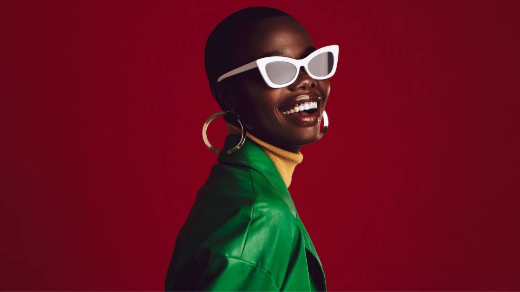 Femme, veste verte, lunette de soleil blanche